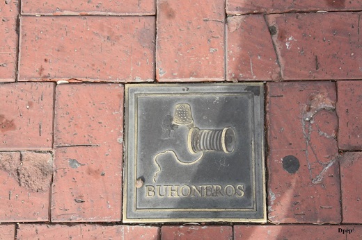 Placa de bronce en honor a la profesión de buhoneros